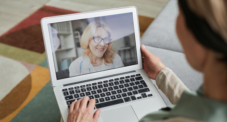 Telemedycyna w praktyce. Jak wygląda konsultacja lekarska online i kiedy warto z niej skorzystać?