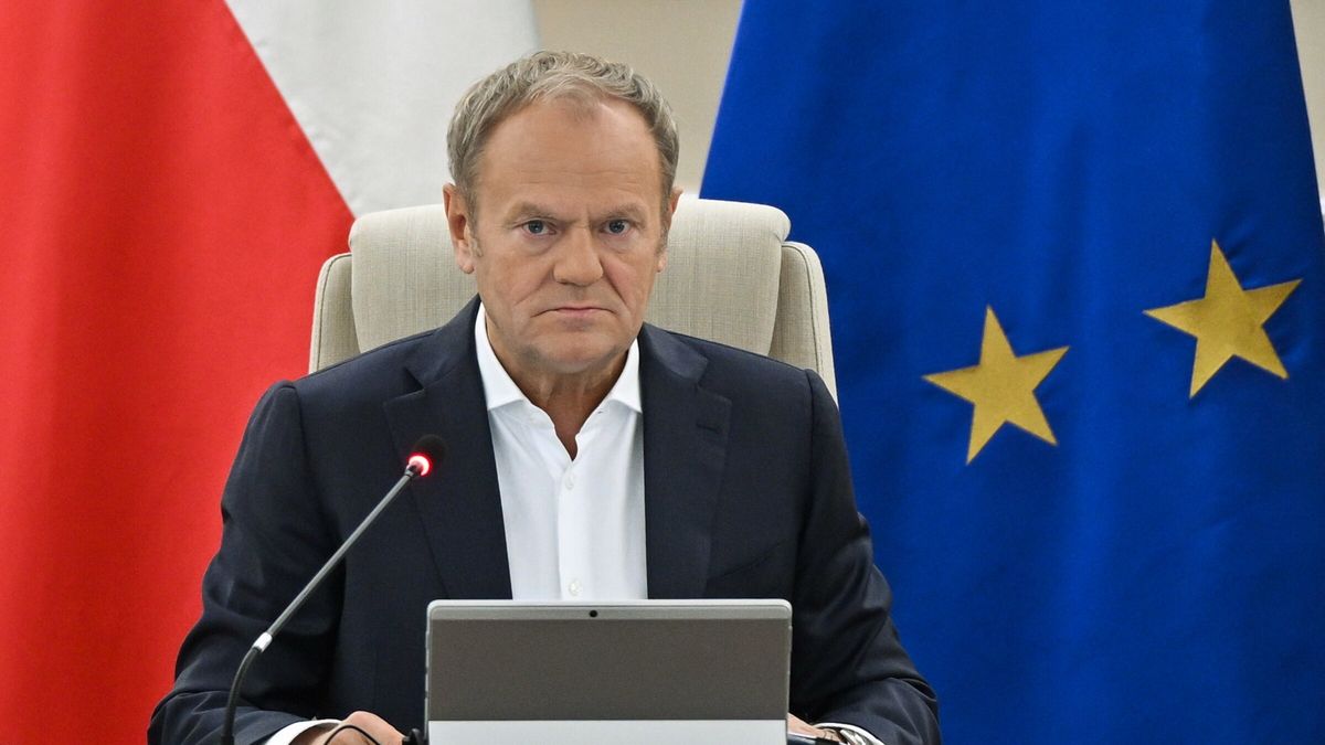 Warszawa, 21.10.2025. Premier Donald Tusk podczas posiedzenia rządu w KPRM w Warszawie, 21 bm. Rada Ministrów zajmie się m.in. programem modernizacji służb. (sko) PAP/Radek Pietruszka