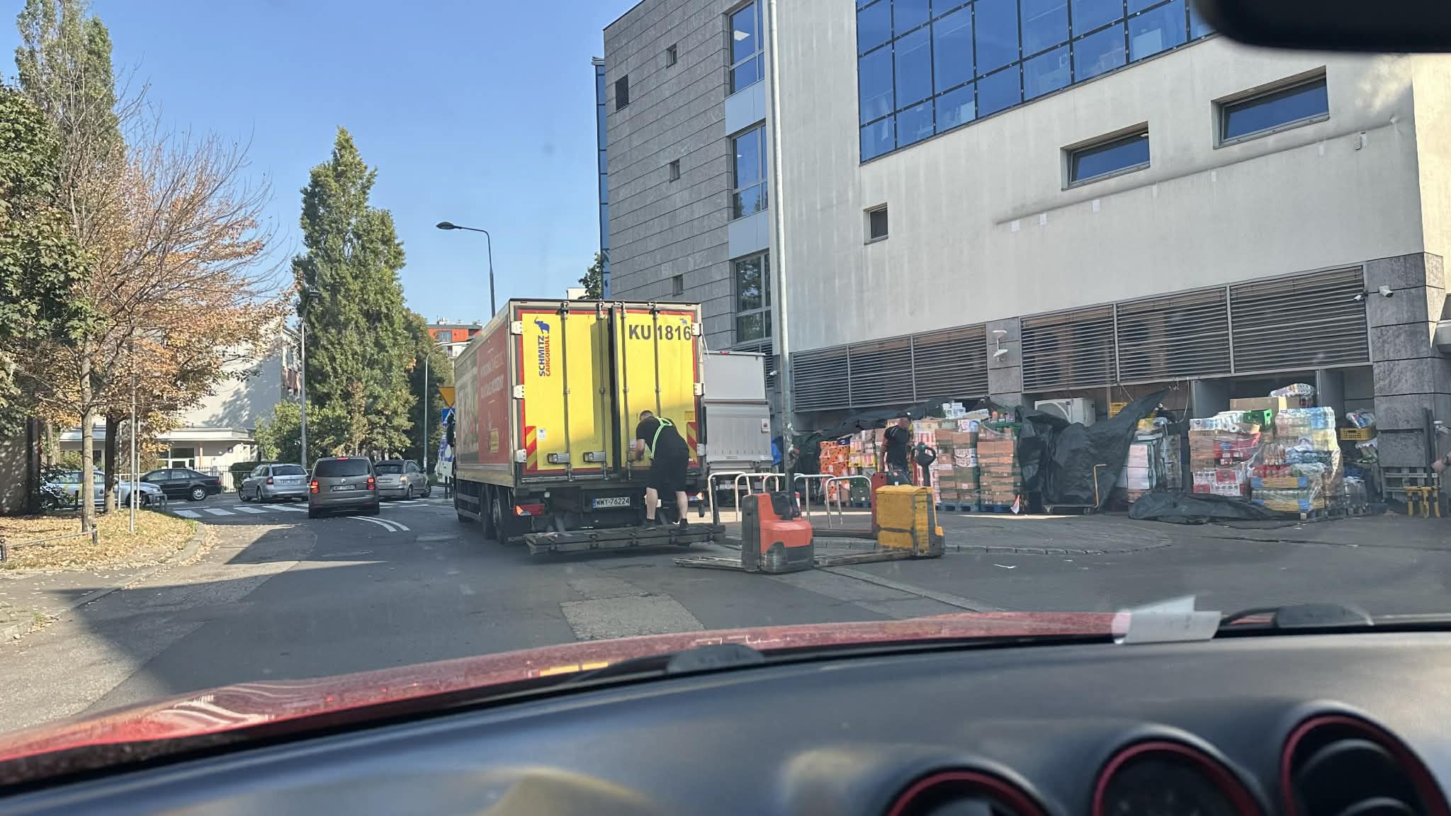 Pojazdy dostawcze zmuszone są parkować na ulicy.