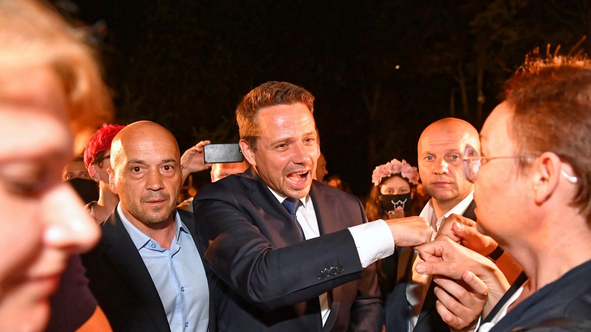 Trzaskowski goni Dudę.