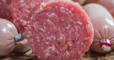 Niemcy jedzą na kilogramy, Polacy nawet nie spojrzą. Niedoceniany rodzaj wędliny
