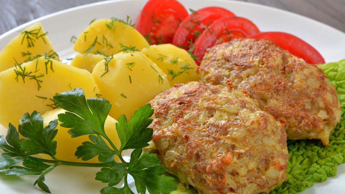 Kotlety z dodatkiem makronu to dobry pomysł na obiad