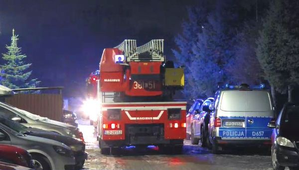 Policjant wyniósł 77-latkę z zadymionego bloku. Sam trafił do szpitala