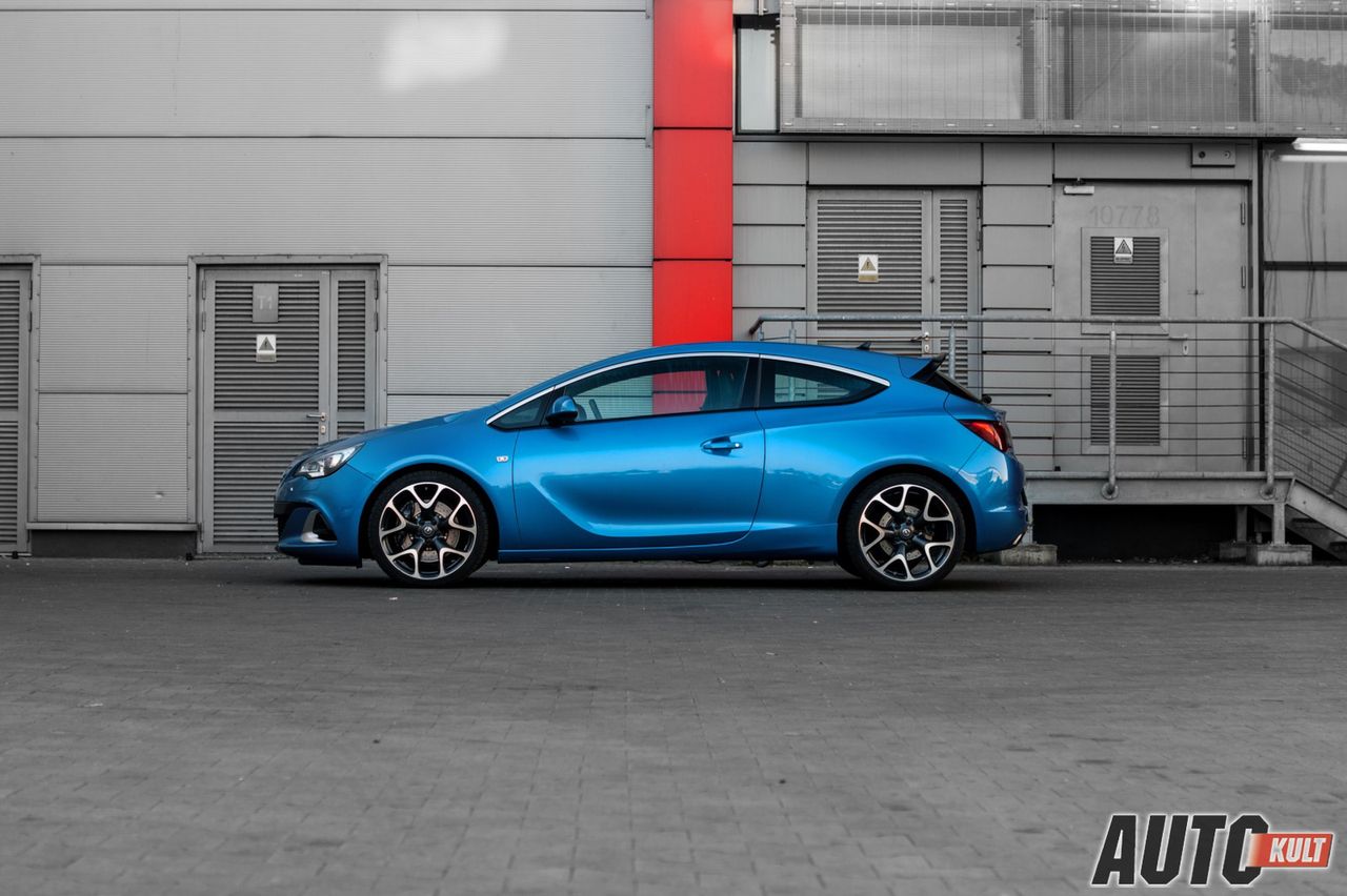 Nowy Opel Astra OPC GTC (2014)