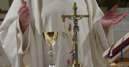Ksiądz ostro o nowych obostrzeniach. "Kto chce umierać, niech umiera"