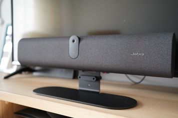 Jabra PanaCast U30. Małe urządzenie, które rozwiązuje duży problem