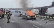 Warszawa: Po zderzeniu na S8 jedno auto stanęło w płomieniach. Korek ma 7 kilometrów