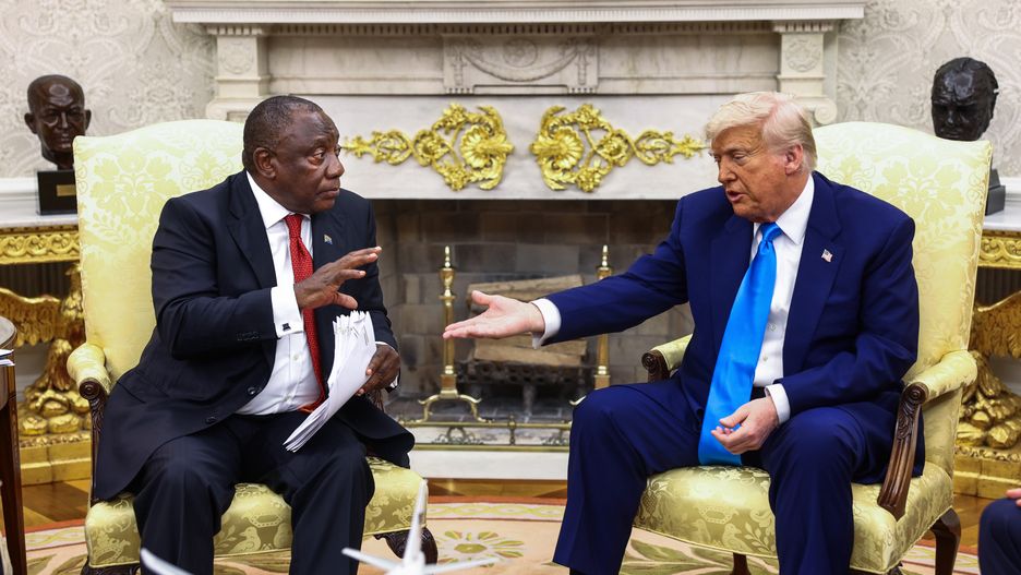 US President Donald Trump (R) meets with South Africa?s President Cyril Ramaphosa (L) in the Oval Office of the White House in Washington, DC, USA, 21 May 2025. Ramaphosa?s visit comes one week after Trump claimed there is an on-going genocide in South Africa and granted refugee status to 59 Afrikaners. EPA/JIM LO SCALZO / POOL Dostawca: PAP/EPA.