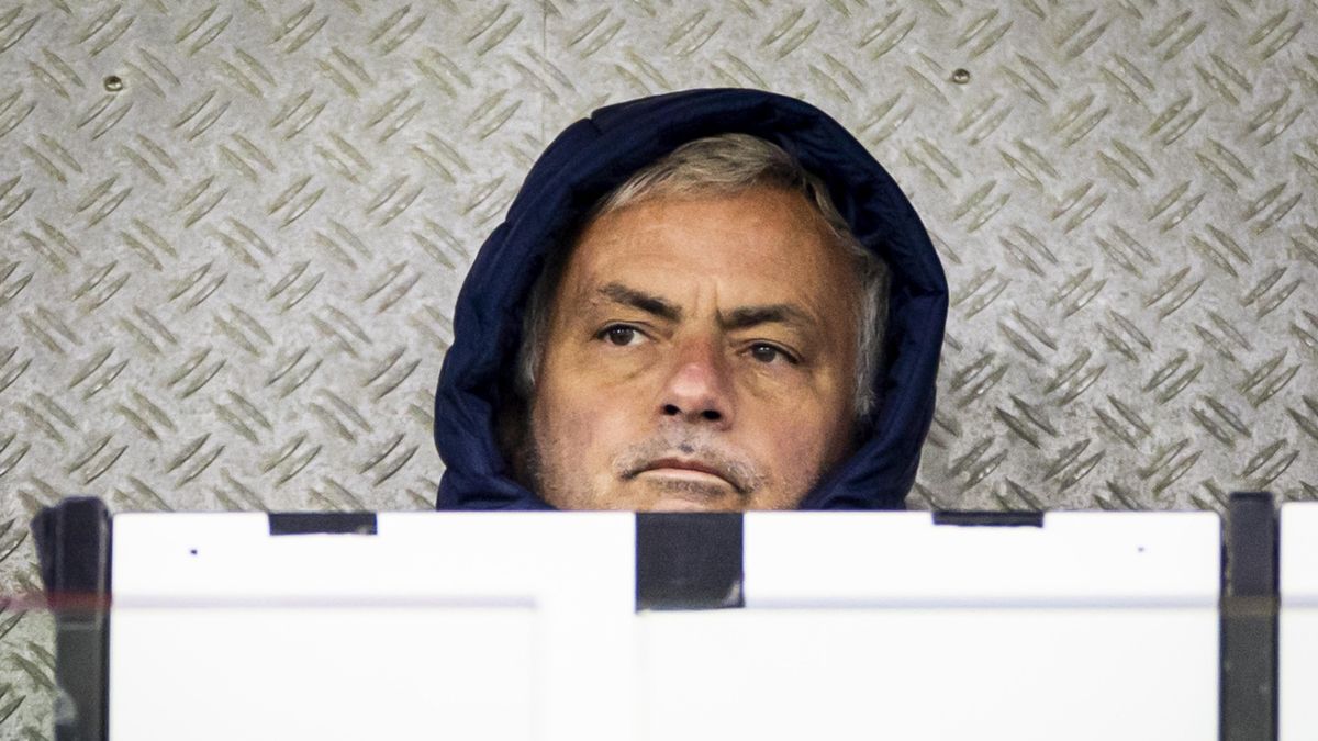 Jose Mourinho ogląda mecz Fenerbahce w Lidze Europy