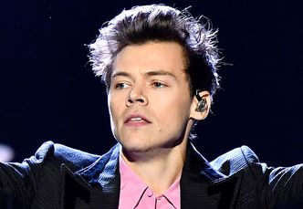 Harry Styles wyznał, że jest BISEKSUALNY? "Są tu chłopcy i dziewczęta. Zabawiamy się razem"