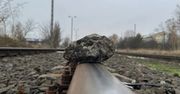 16-latek położył kamień na torach. Na taką kwotę wyceniono straty