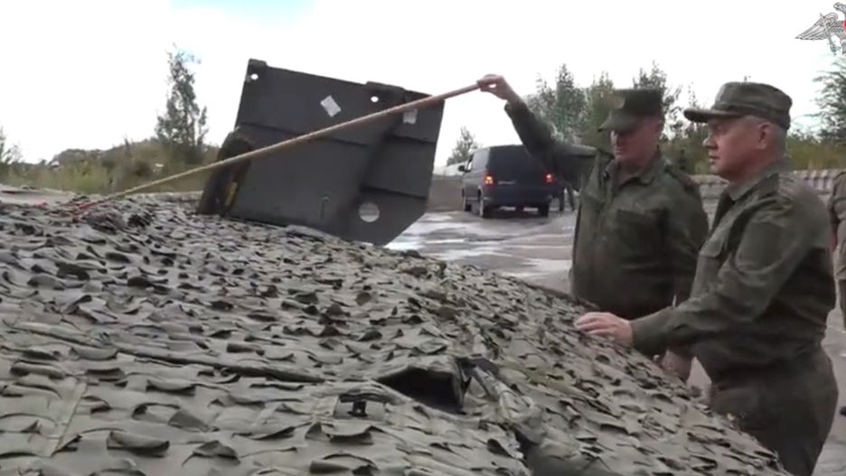 Minister Szojgu ogląda zdobyty pojazd CV90