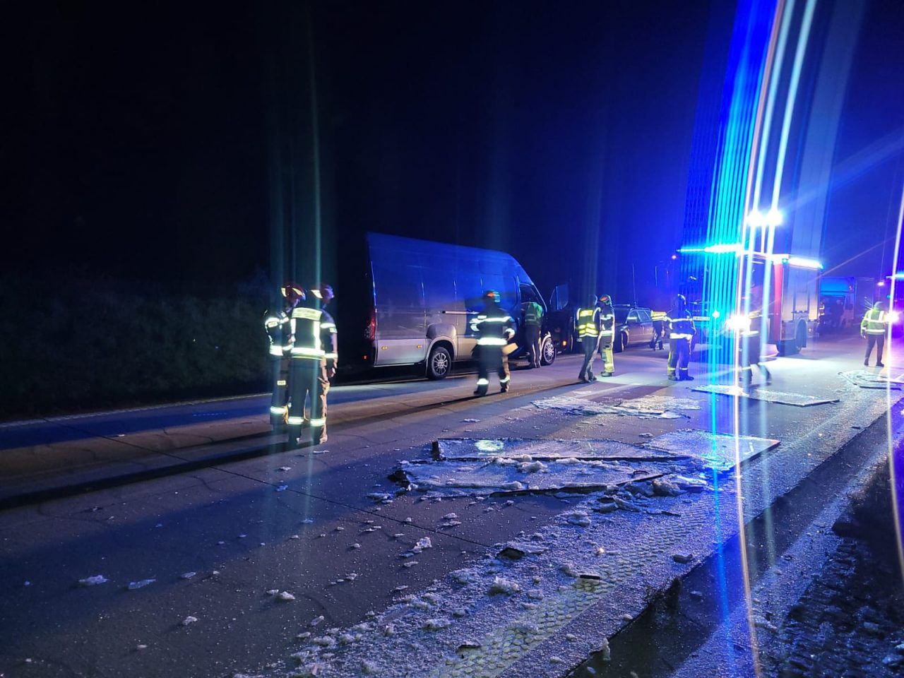 Jawor: Oderwana przyczepa z szybami na autostradzie A4