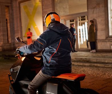 BMW wprowadza szalenie drogą kurtkę. W nocy zobaczysz, dlaczego tyle kosztuje