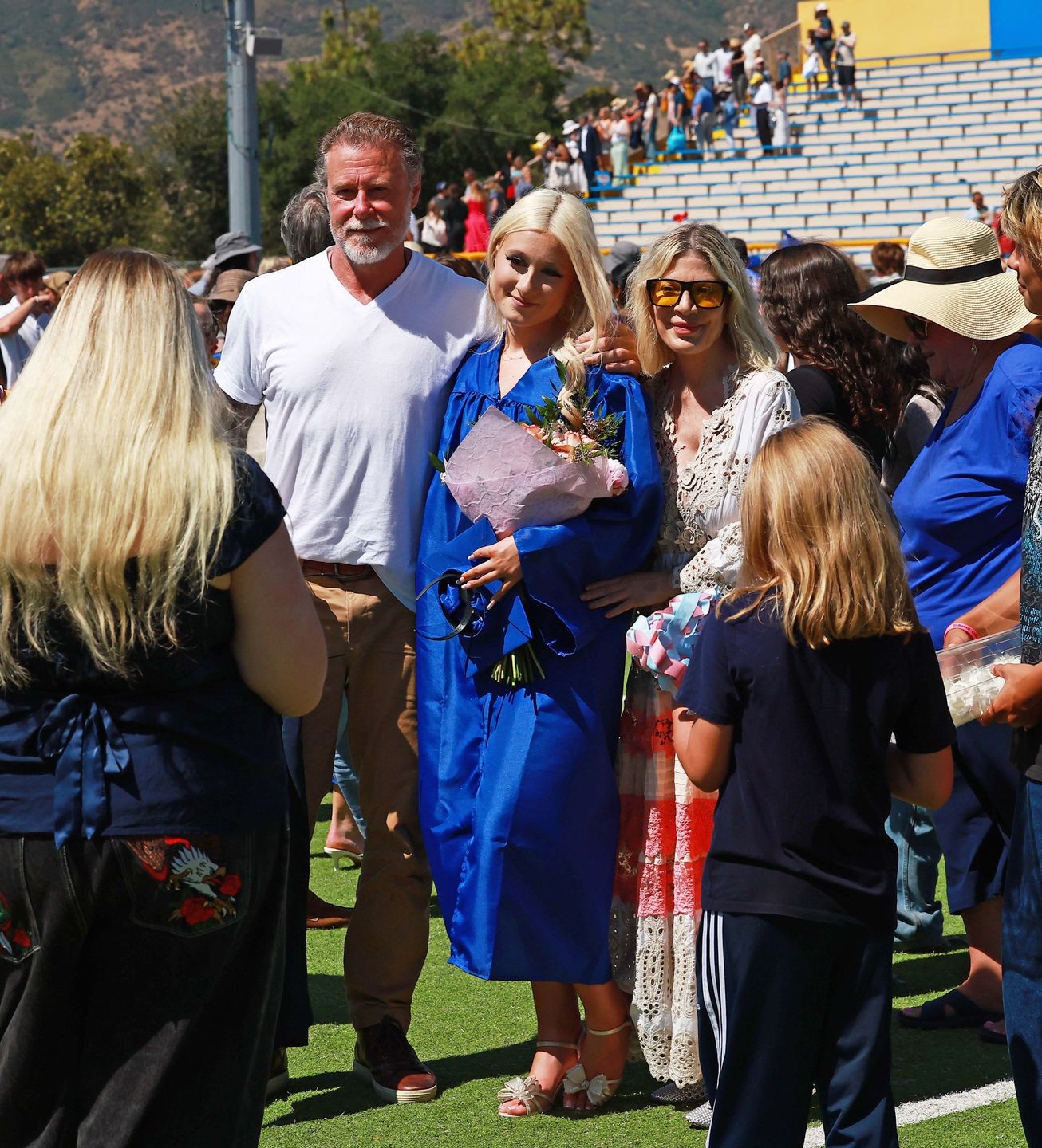 Tori Spelling i jej eksmąż na ceremonii zakończenia szkoły córki