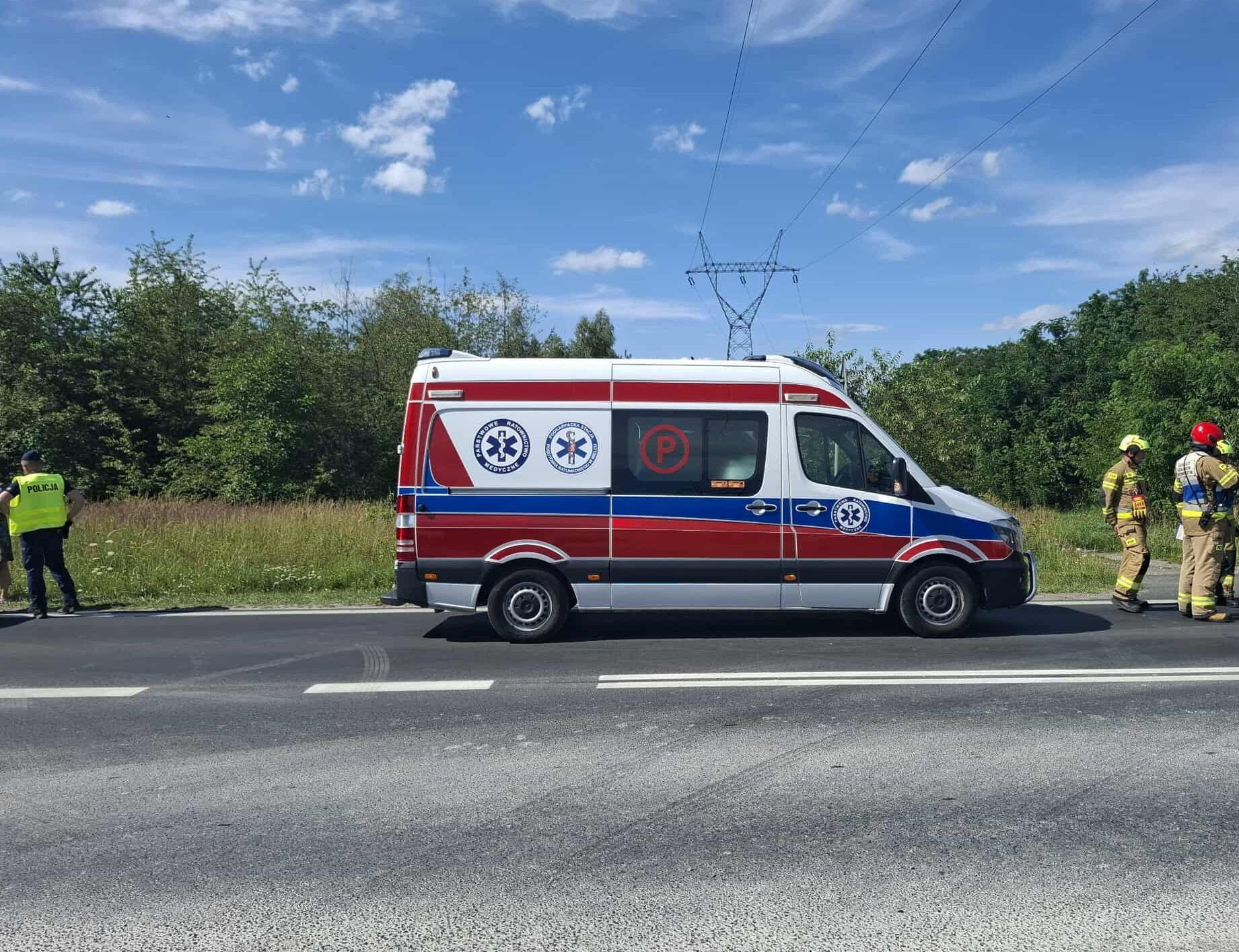 Dwa zespoły ratownictwa medycznego udzielają pomocy uczestnikom wypadku.