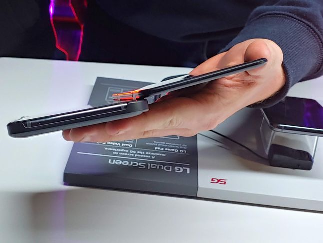 Drugi ekran w LG V50 jest zdecydowanie cieńszy. Nie ma własnej baterii