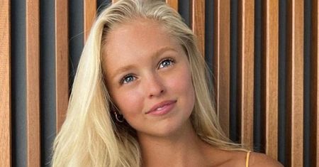 Wskoczyła w bikini z wiązaniami. Opublikowała zdjęcia z rajskiej plaży