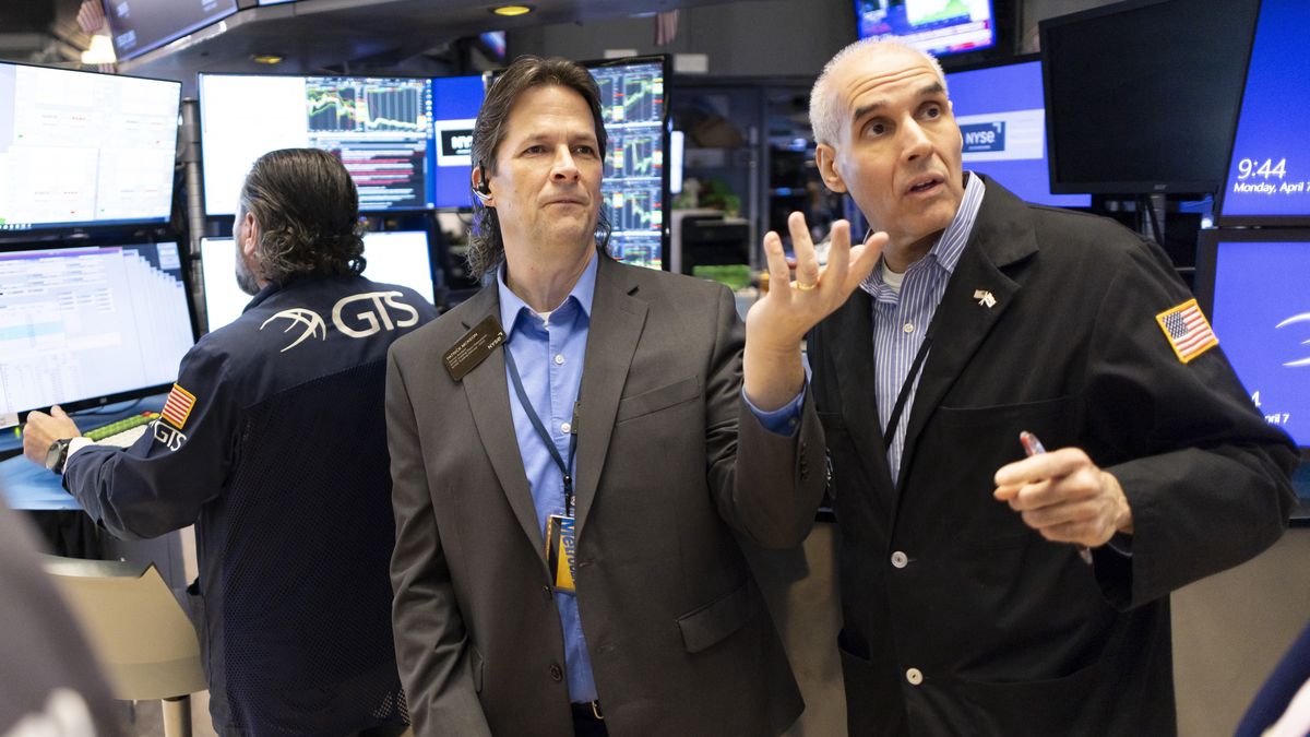 Traders work at the opening bell on the floor of the New York Stock Exchange in New York, New York, USA, 07 April 2025. World financial markets are continuing to react to reciprocal tariffs that US President Donald Trump announced in the previous week. EPA/JUSTIN LANE Dostawca: PAP/EPA.