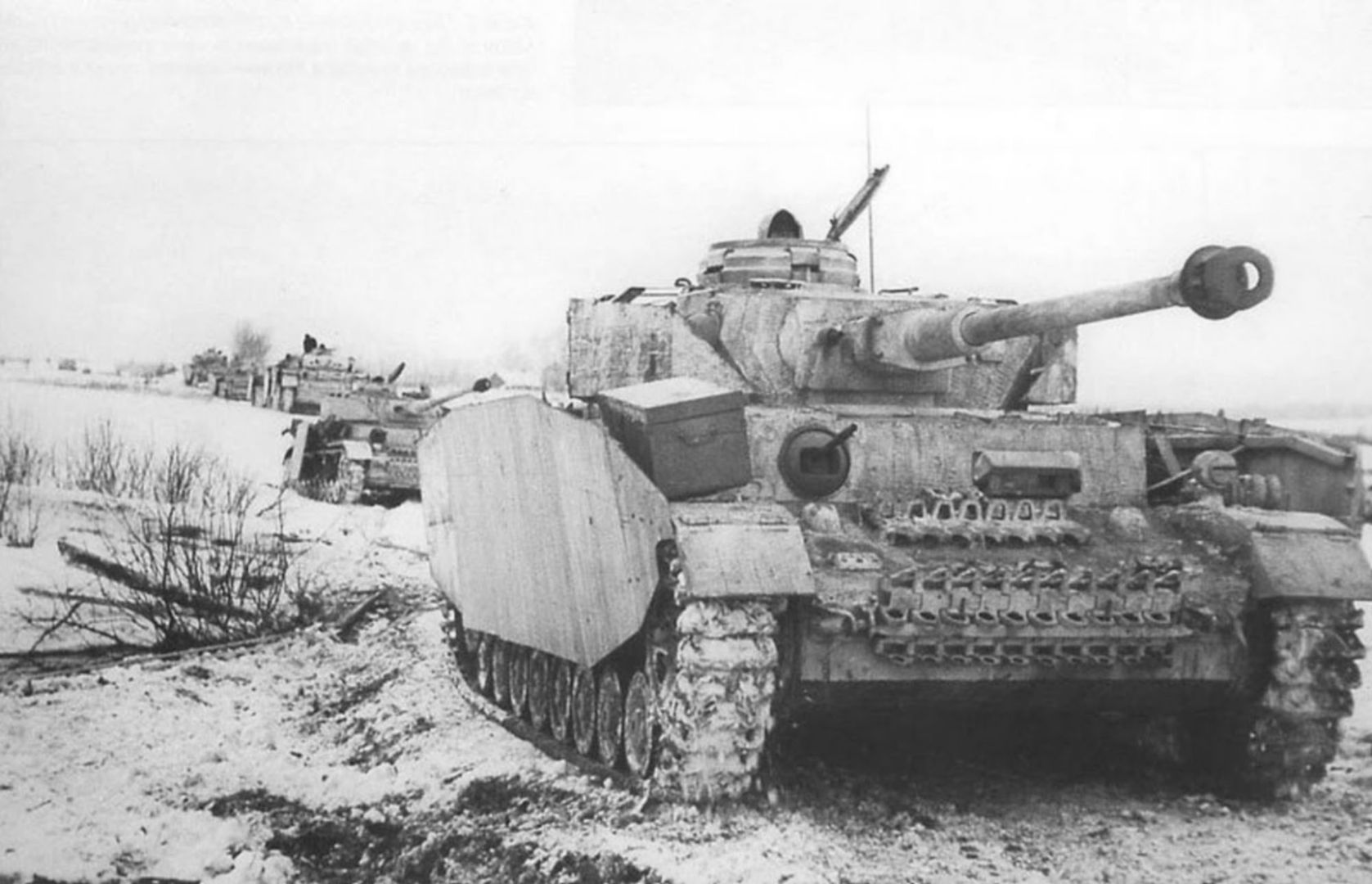 Niemiecki czołg PzKpfw IV. Z boku kadłuba widoczny dodatkowy, cienki pancerz Schürzen