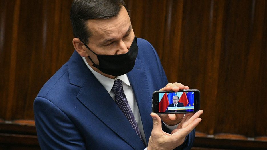Premier Mateusz Morawiecki (na ekranie telefonu Borys Budka)