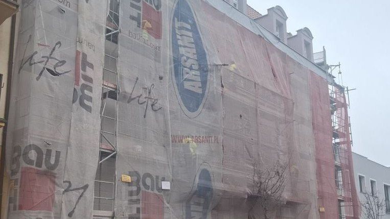 Kamienica przy Lipowej 10 powstała około 1900 roku na planie trapezu. Teraz przechodzi kolejny remont.