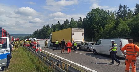 Ogromne utrudnienia na S7. Dwa wypadki, kilka osób poszkodowanych