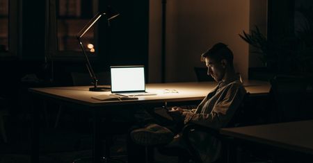 Bolą cię oczy, wzrok szwankuje. Może za długo siedzisz przed ekranem laptopa. A wystarczy…