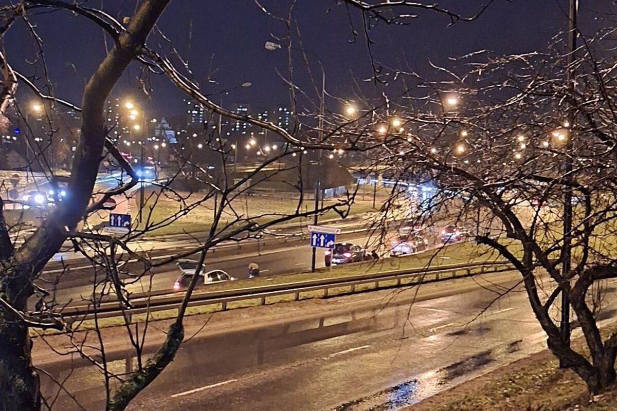 Uszkodzone samochody na al. Tysiąclecia oczekujące na przyjazd policji