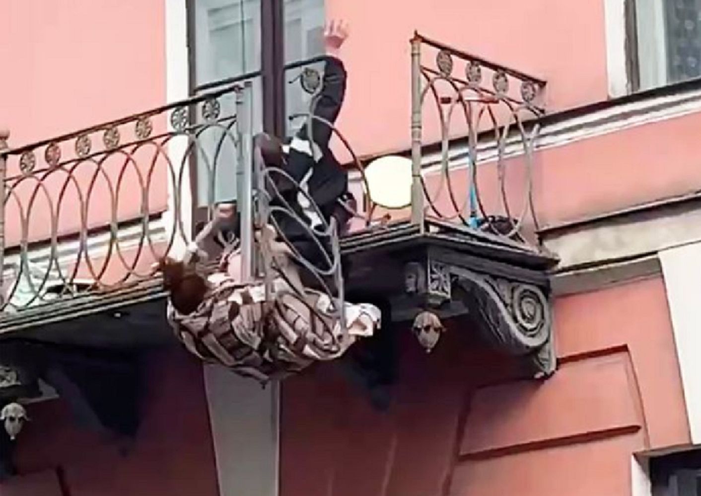 Para na balkonie. Dramatyczne sceny. Wszystko nagrał przechodzień