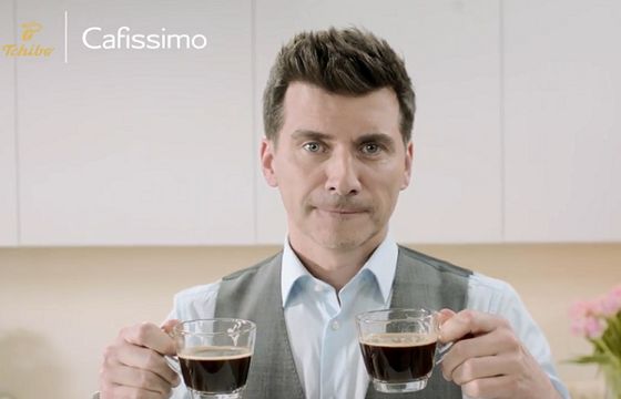 Tomasz Kammel „rozgryza” kapsułki w internetowej kampanii Tchibo Cafissimo (wideo)