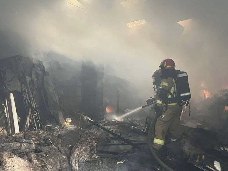 Słupno: Pożar hali produkcyjnej. Z ogniem walczyło 10 zastępów straży