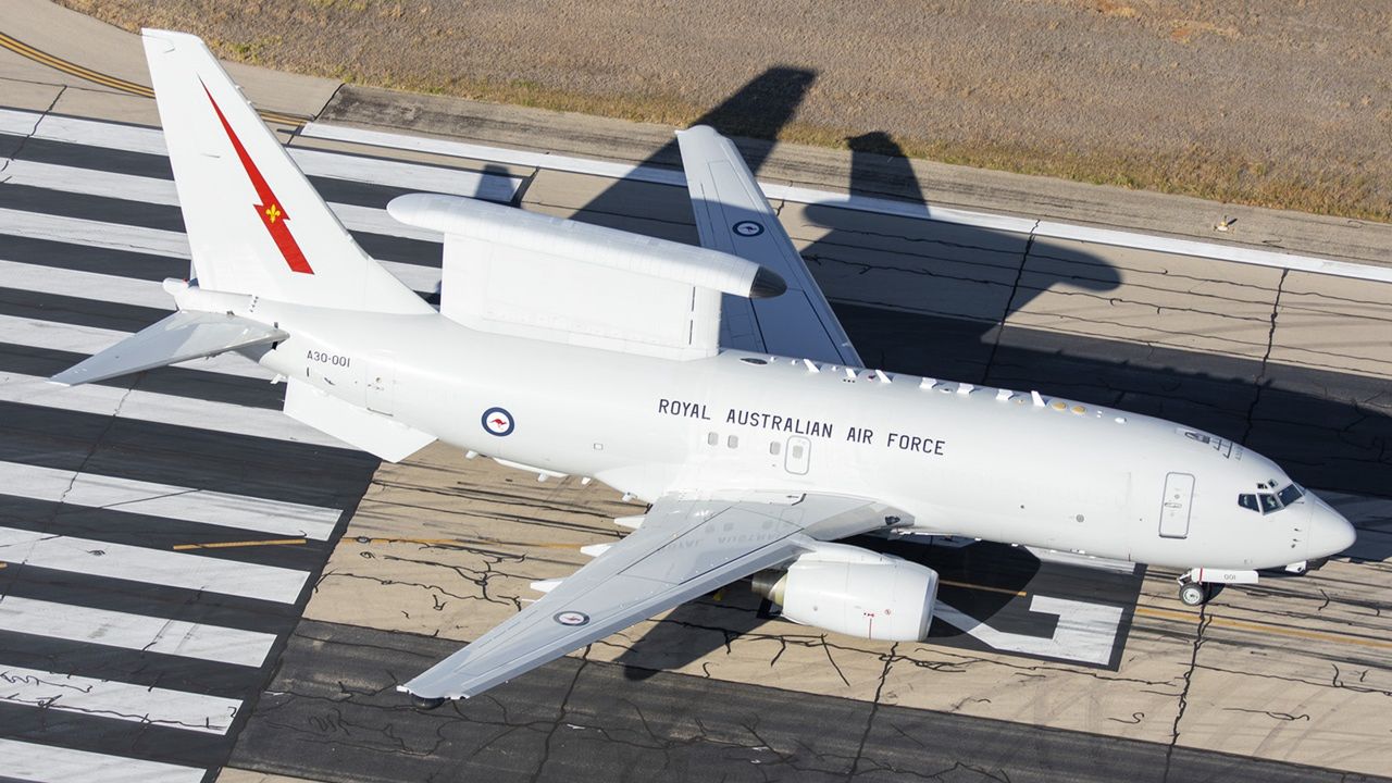 Cechą wyróżniającą E-7A jest umieszczony na grzbiecie potężny radar MESA
