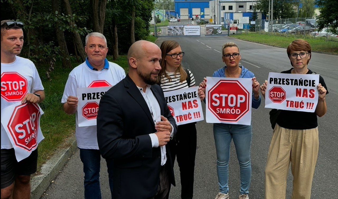 Śląskie: Uciążliwy odór na granicy miast. Mieszkańcy wskazują winnego