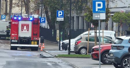 Mail o ładunku wybuchowym postawił służby na nogi. Policja i straż przeszukują szkołę przy ul. Farbiarskiej