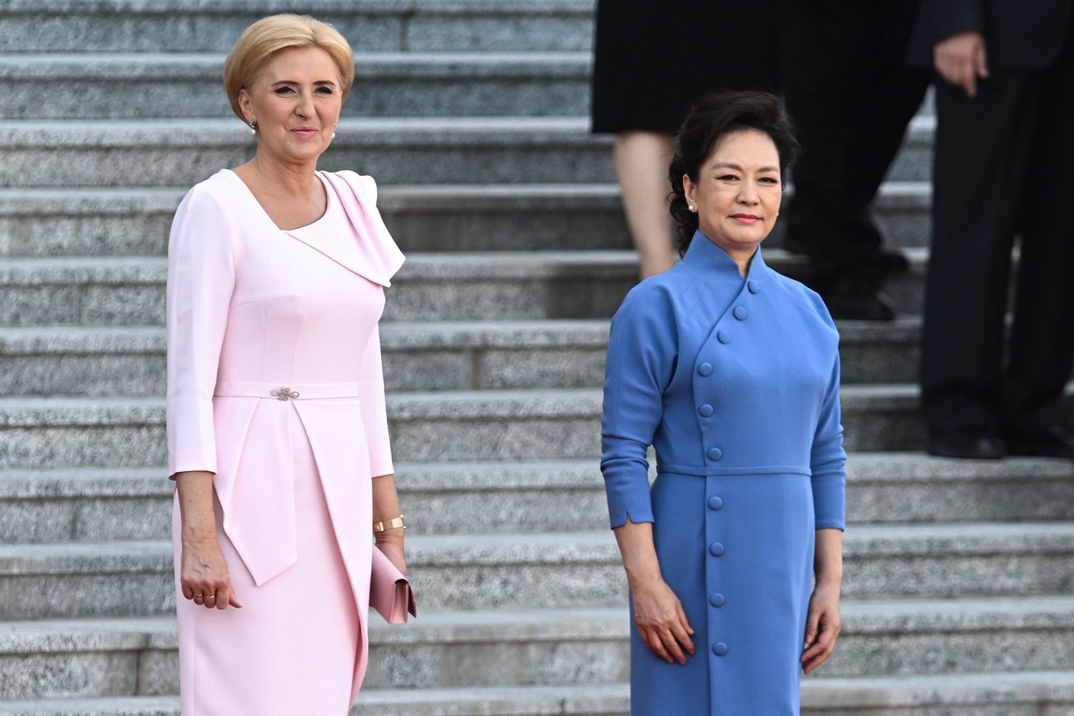 Pekin, Chiny, 24.06.2024. Pierwsze damy: RP Agata Kornhauser-Duda (L) oraz Chińskiej Republiki Ludowej Peng Liyuan (P) podczas powitania na Placu Wschodnim w Pekinie, 24 bm. (amb) PAP/Radek Pietruszka