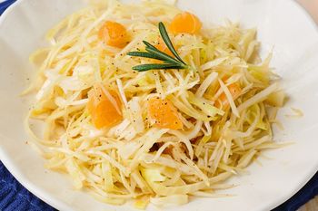 Gdy wypatrzę na promocji, kupuję i dorzucam do surówki z kapusty. Lepiej smakuje i jest zdrowsza