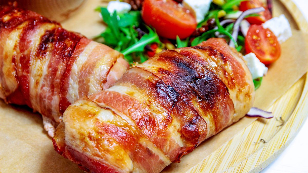 Boczek ma duży wpływ na smak roladek. 