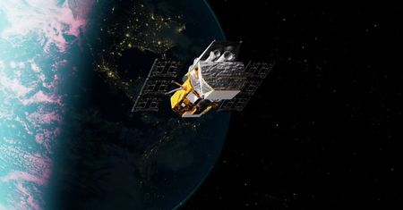 Swift znów poluje na rozbłyski gamma. Orbita spada do 325 km