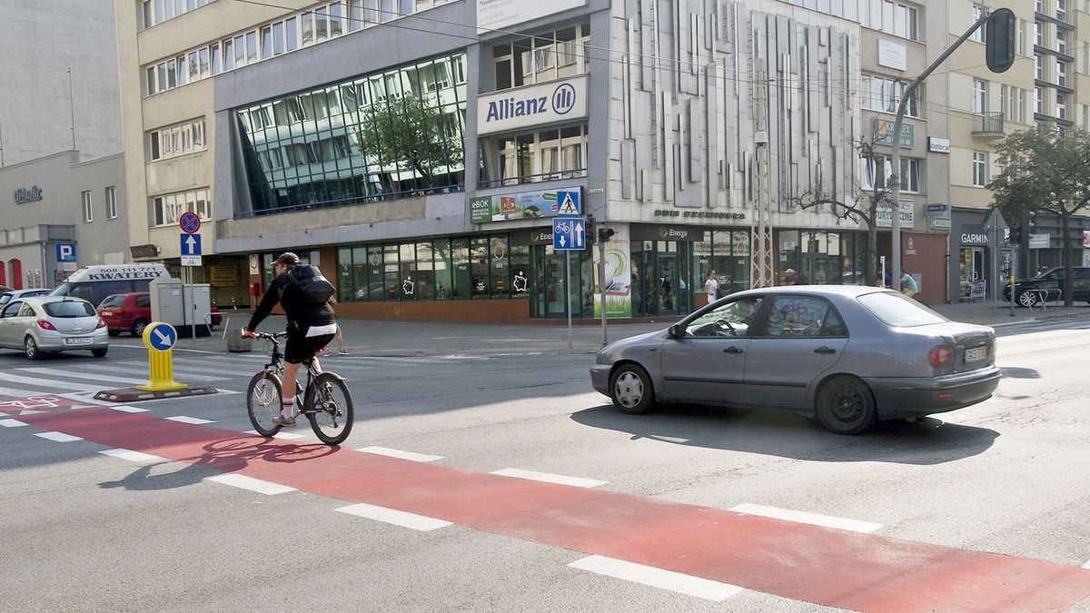 W zależności od rodzaju drogi, na jakiej znajduje się rowerzysta, przepisy się zmieniają. Warto o tym pamiętać.