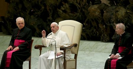 Koronawirus na świecie. Co z cmentarzami na 1 listopada? Papież Franciszek zabrał głos