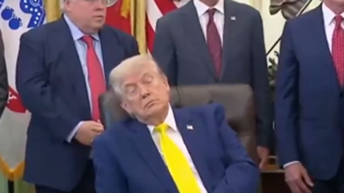 Donald Trump przymknął oczy.