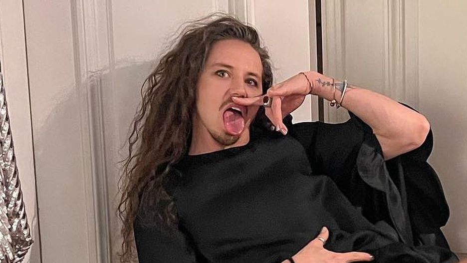 Michał Szpak w swoim mieszkaniu