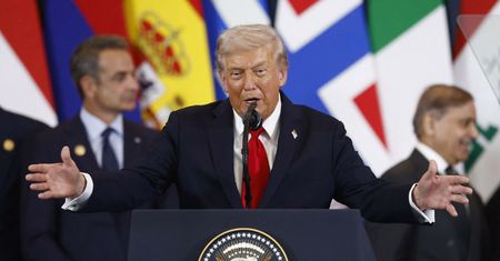 Podejrzane transakcje przed wpisem Trumpa. "Ktoś się bardzo wzbogacił"