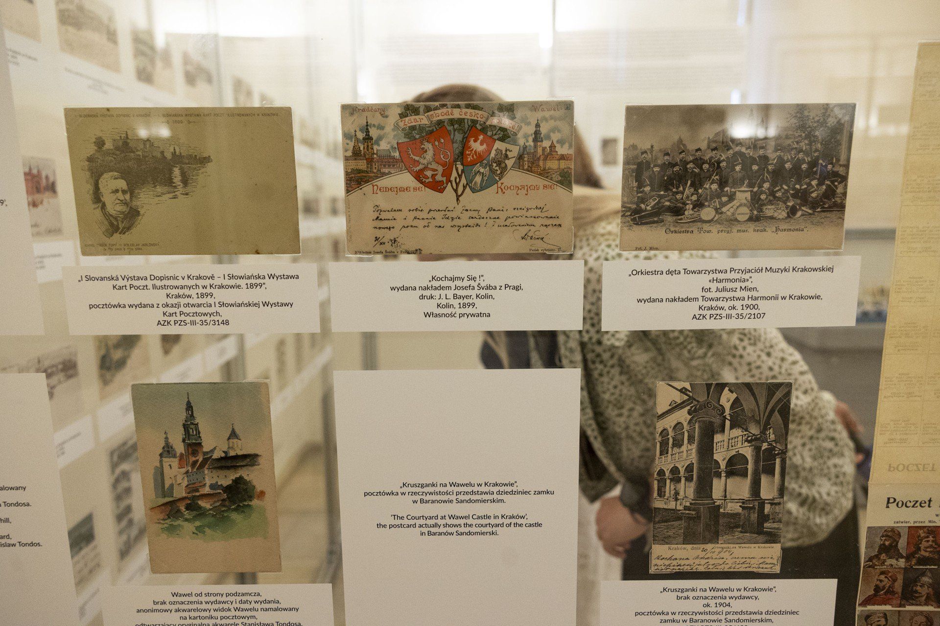 &#34;Wawel na dawnej pocztówce&#34; - nowa wystawa na wzgórzu wawelskim prezentuje nie tylko zamkowe komnaty i wawelskie plenery, pocztówki to również ślad po tych, którzy kiedyś odwiedzili to miejsce