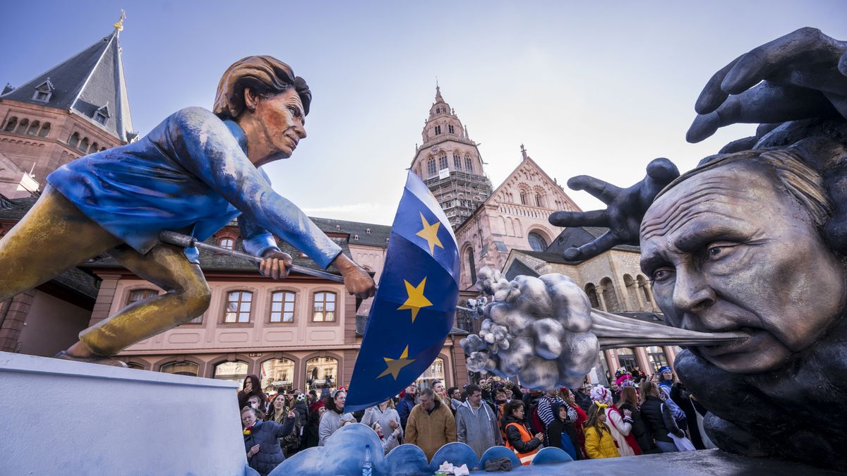 MAINZ, GERMANY - FEBRUARY 20: A satiric float shows the Russian President Vladimir Putin and European Commission President Ursula von der Leyen during the annual Rose Monday carnival parade in front of the cathedral on February 20, 2023 in Mainz, Germany. Carnival season is underway across the Rhineland region for the first time without any coronavirus-related restrictions. Floats featuring political satire are a staple in Rhineland Rose Monday tradition. (Photo by Thomas Lohnes/Getty Images)