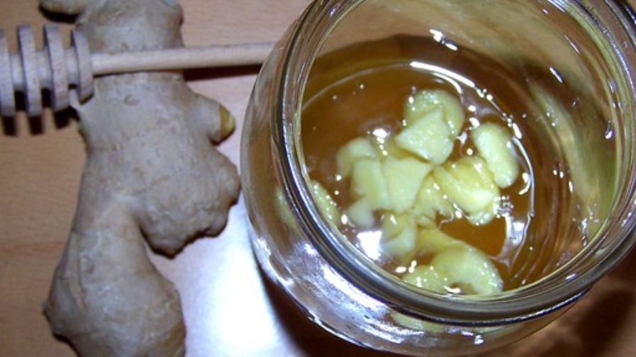 Nalewka z miodu jest napojem alkoholowym, który nie tylko doskonale smakuje i odpręża, ale i rozgrzewa oraz działa prozdrowotnie.