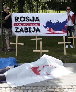 Krzyże i trumny przed ambasadą Rosji [ZDJĘCIA]