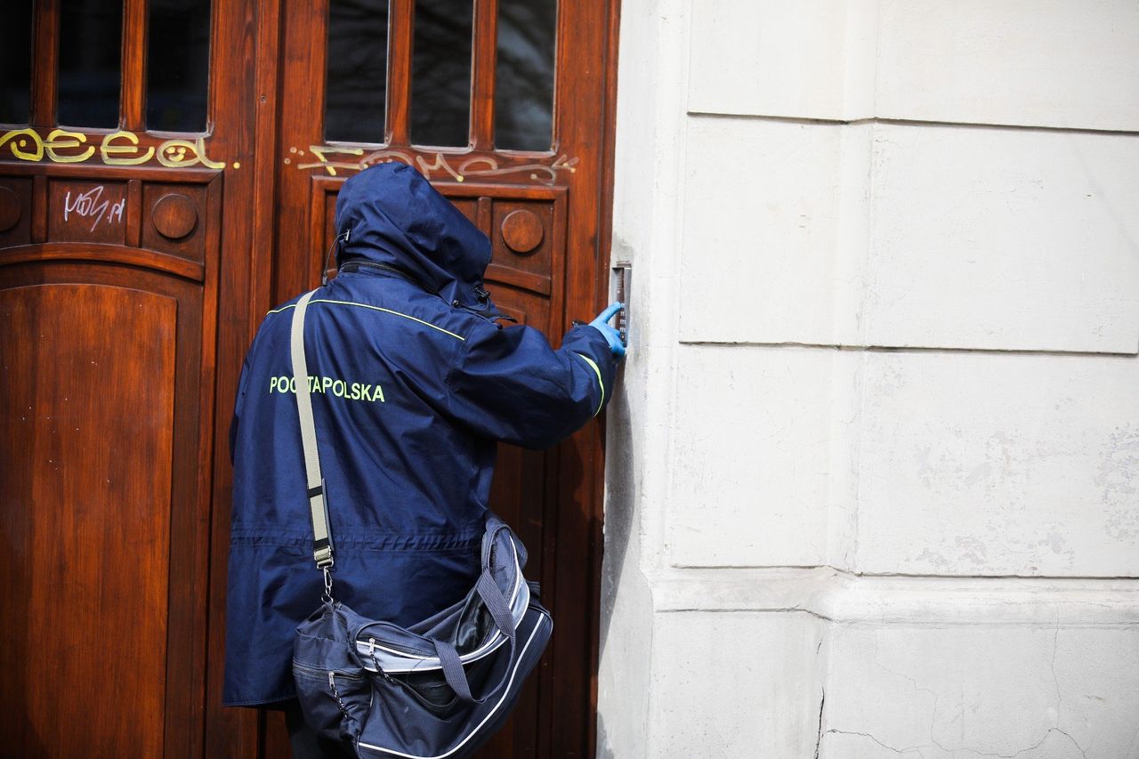 Co się dzieje z Pocztą Polską? "Dobrowolne" odejścia przetrzebiły listonoszy. Teraz szukają nowych. Zarobki? To cię zaskoczy