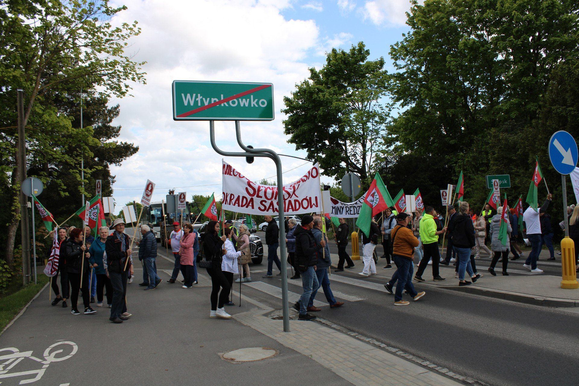 Protest mieszkańców gminy Redzikowo we Włynkówku.